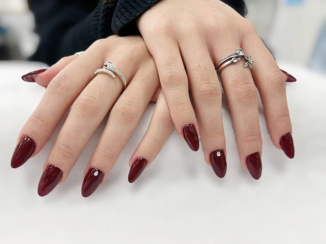 Unghie bordeaux con strass — Coccole Nail